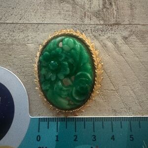 Vintage Green Carved Cabochon Brooch Pendant Gold Tone Floral